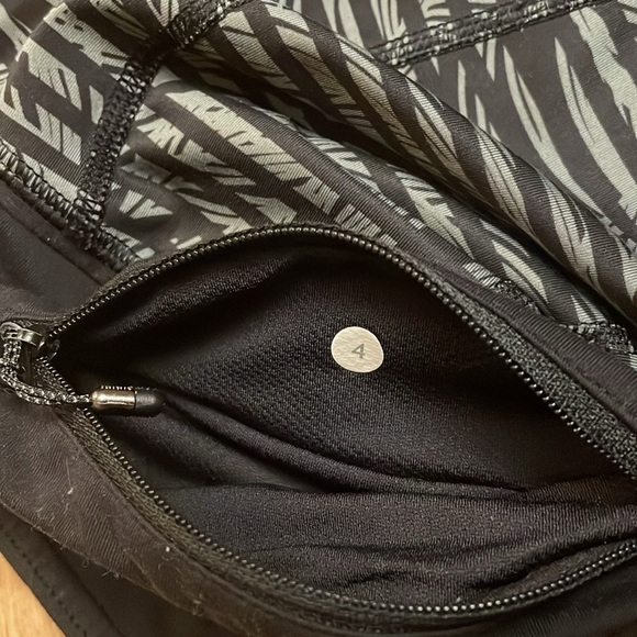 Lululemon crops with side pockets and mesh detailing - Picture 6 of 11